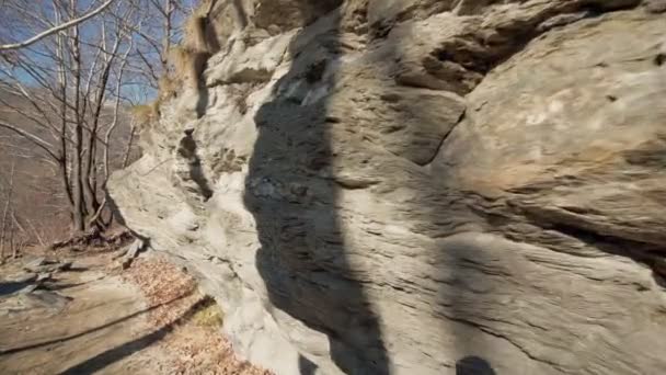 Fly Camera Accanto Big Enorme Rocce Montagna Foresta Alta Dettagliato — Video Stock