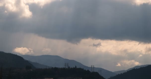 Forest Mountains Met Snel Bewegende Zonsondergang Pluizige Stormachtige Wolken Winderige — Stockvideo