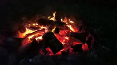 Gece açık havada şenlik ateşi.