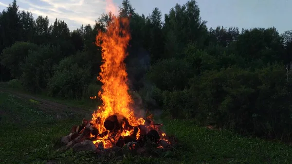 Έκρηξη Φωτεινή Φλόγα Της Φωτιάς Στην Ύπαιθρο — Φωτογραφία Αρχείου