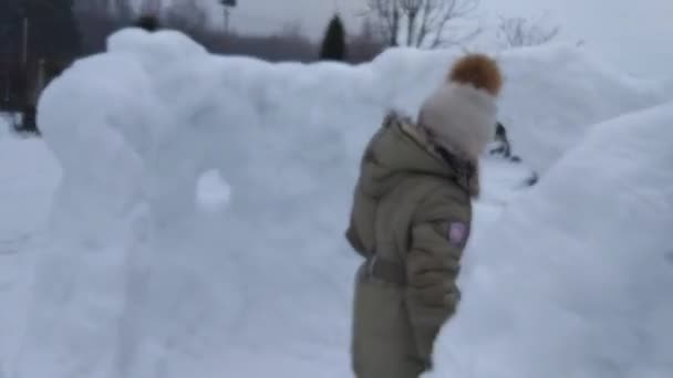 Счастливый Ребёнок Строит Снежный Замок Заснеженном Поле Сельской Местности — стоковое видео