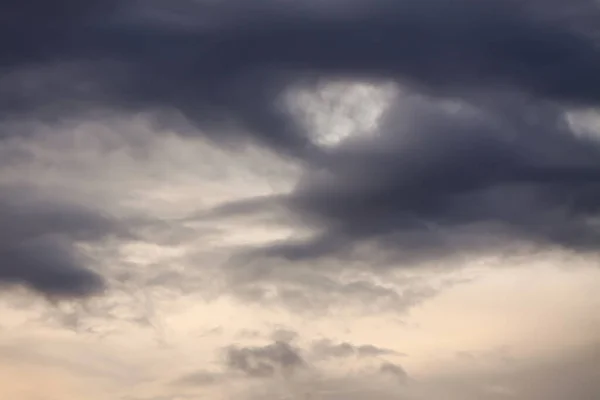 Dramatyczny Zachód Słońca Niebo Chmurami Wietrzny Letni Dzień — Zdjęcie stockowe