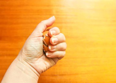 Bir elde çiğ yumurta.