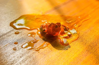 Ahşap masada çiğ yumurta..