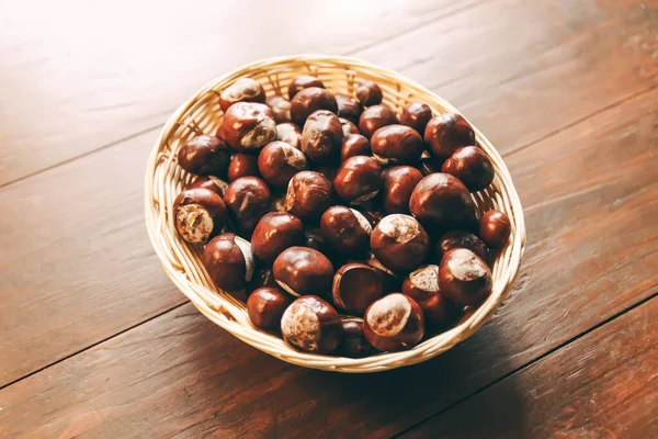 Verse Rauwe Herfstkastanjes Een Mandje Houten Tafel Aesculus Hippocastanum — Stockfoto