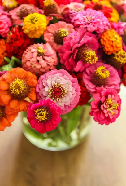 Schöne Leuchtend Bunte Zinnia Blumen Einem Strauß Zierpflanzen — Stockfoto