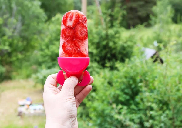 Mão Segurando Cone Sorvete Morango Fundo Natureza Verão Dia Ensolarado — Fotografia de Stock