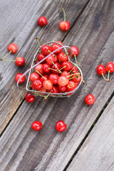 Cherry Malém Kovovém Koši Dřevěném Povrchu Zralé Čerstvé Organické Sladké — Stock fotografie