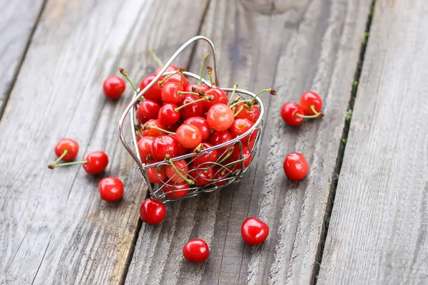 Cherry Malém Kovovém Koši Dřevěném Povrchu Zralé Čerstvé Organické Sladké — Stock fotografie