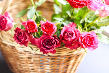 Hasır sepetin içinde güzel pembe ve kırmızı.