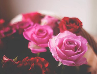 Hasır sepetin içinde güzel pembe ve kırmızı.