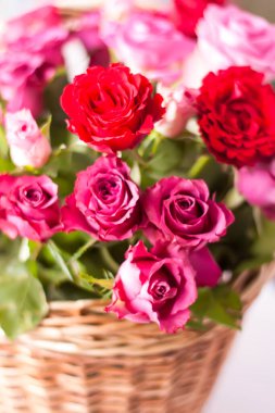 Hasır sepetin içinde güzel pembe ve kırmızı.
