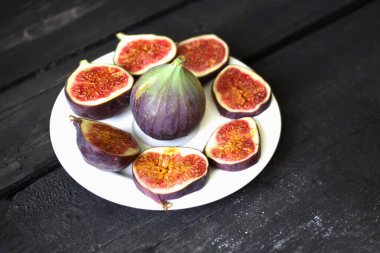 Koyu renkli, kırsal arka planda taze taze taze incir. Çiğ meyve.