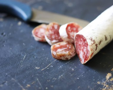 Eskimiş ahşap arka planda baharatlı kurutulmuş sosis..