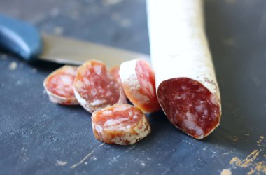 Eskimiş ahşap arka planda baharatlı kurutulmuş sosis..