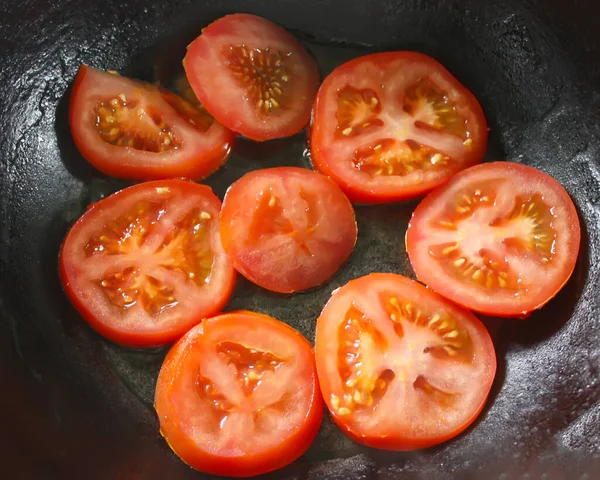 Frische Rote Tomaten Auf Der Gusseisernen Pfanne Beim Braten — Stockfoto