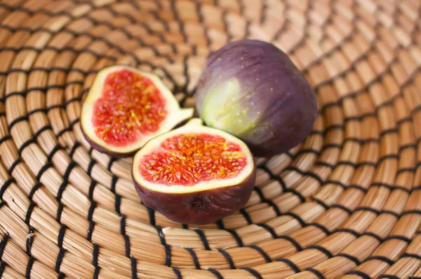 Fresh Sweet Ripe Figs Wicker Place Mat Background Background — Stock Photo, Image