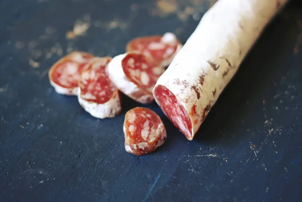 Salchicha Curada Seco Con Especias Sobre Fondo Oscuro Madera Envejecida —  Fotos de Stock