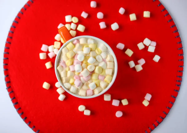 Bebida Cacau Com Pequenos Marshmallows Coloridos Fundo Vermelho — Fotografia de Stock