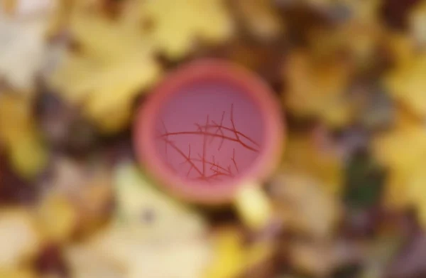 色とりどりの秋の紅茶を背景にしています — ストック写真