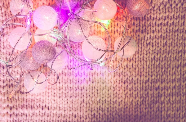 Vánoční Světla Girland Kulatými Lucernami Pleteném Textilním Pozadí — Stock fotografie