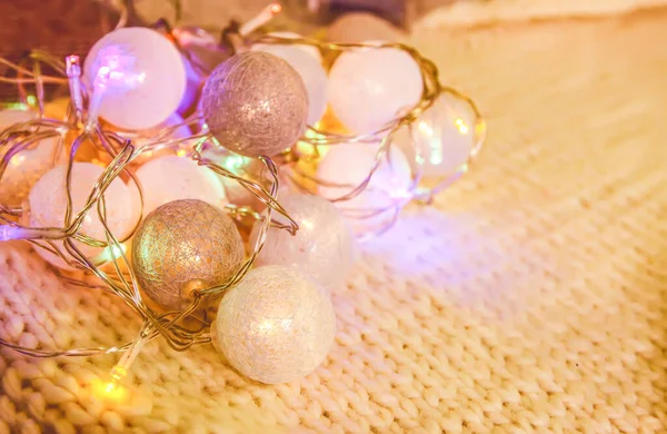 Weihnachtsbeleuchtung Girlande Mit Runden Laternen Auf Strickstoff Hintergrund — Stockfoto