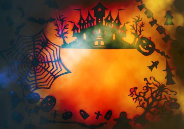 Cadılar Bayramı partisi için dekorasyon. El yapımı kağıt dekor. Kutlama kartı, poster, pankart tasarımı. Örümcek ağı, balkabağı, yarasa, kediler, hayaletler ve örümcekler parlak renkli arkaplanda.