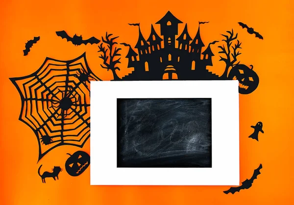 ハロウィンパーティーのための装飾 手作りの紙の装飾 お祝いのグリーティングカード ポスター バナーデザイン オレンジの背景にクモの巣 カボチャ バット 幽霊とクモ — ストック写真