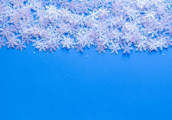 Copos Nieve Artificiales Blancos Sobre Fondo Azul Suave Fondo Invierno — Foto de Stock