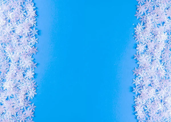 Weiße Künstliche Schneeflocken Auf Sanftem Blauen Hintergrund Winter Hintergrund Dekorative — Stockfoto