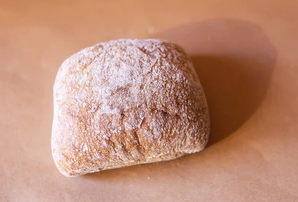 Petit Pain Ciabatta Chaud Frais Dans Une Lumière Douce Chaude — Photo