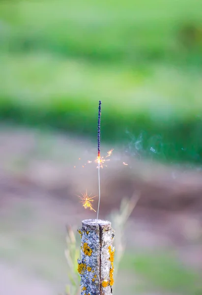 在绿草背景上燃烧的火花 暑期派对的细节 — 图库照片