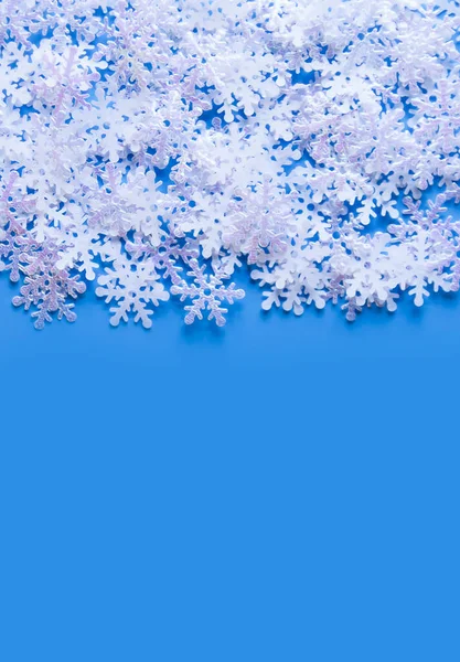Білі Штучні Сніжинки Якому Синьому Фоні Зимовий Фон Декоративний Шаблон — стокове фото
