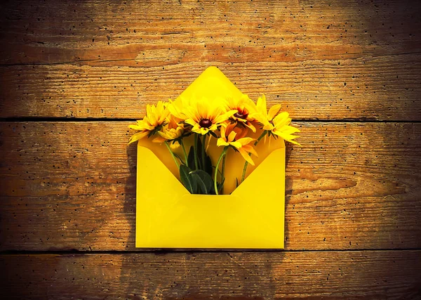 Žlutý Papír Obálka Rudbeckia Nebo Černooký Susan Zahradní Květiny Starých — Stock fotografie