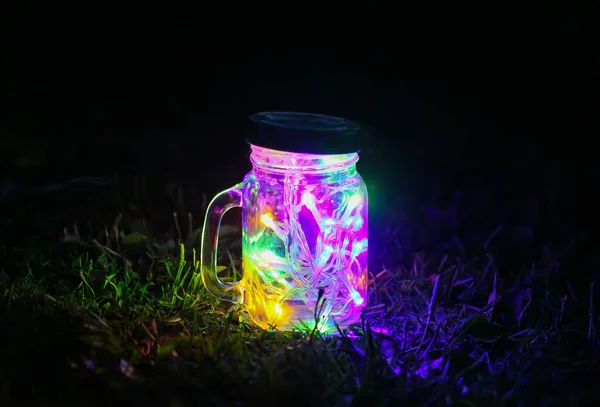 带彩灯的节日贺卡 装在玻璃瓶中 背景为夜色 — 图库照片
