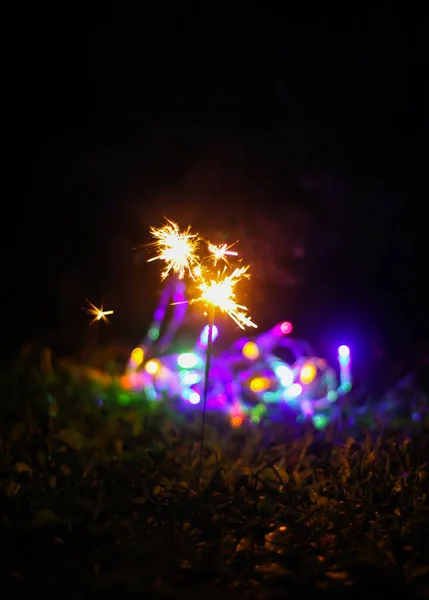 Tarjeta Festiva Con Luces Guirnalda Colores Brillantes Fuego Bengalí Tarro — Foto de Stock