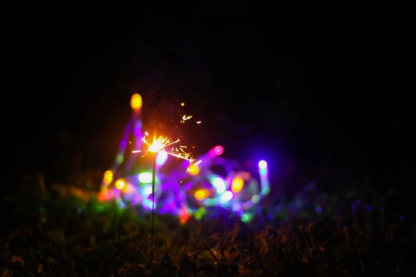 Świąteczna Kartka Jasnymi Kolorowymi Lampkami Girlandowymi Bengalskim Ogniem Szklanym Słoiku — Zdjęcie stockowe