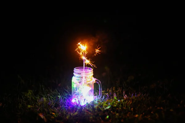 Feestelijke Kaart Met Heldere Kleurrijke Slinger Lichten Bengali Vuur Glazen — Stockfoto