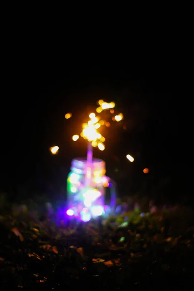 Праздничная Открытка Яркими Красочными Гирляндами Бенгальским Огнем Стеклянной Банке Ночном — стоковое фото