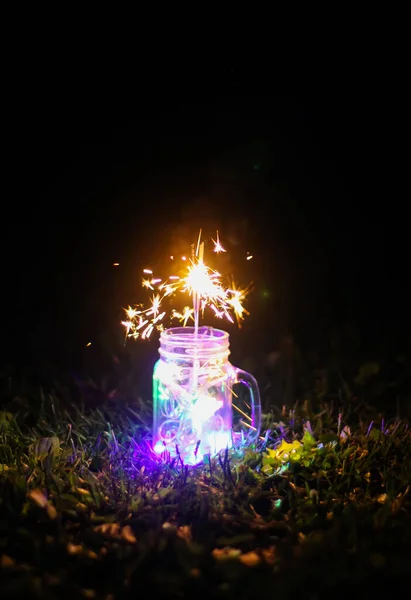 Festliche Karte Mit Hellen Bunten Girlanden Lichter Und Bengalifeuer Glas — Stockfoto