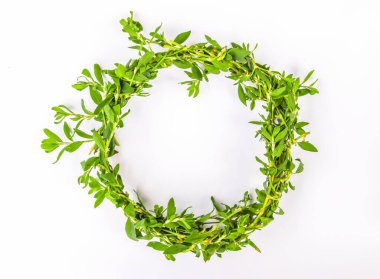 Yumuşak ışıklı arka planda kır çiçeklerinin çelengi.