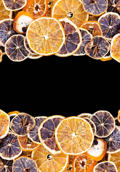 Symetrický Rám Suchých Plátků Grapefruitu Pomeranče Ovocné Lupínky Černém Pozadí — Stock fotografie