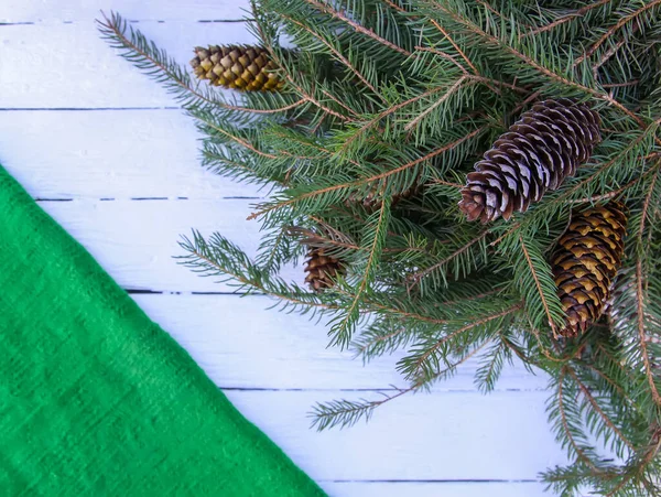 圣诞作文 用冷杉树枝和圆锥装饰在白色的 老化的木制背景上 新年佳节设计样板 — 图库照片