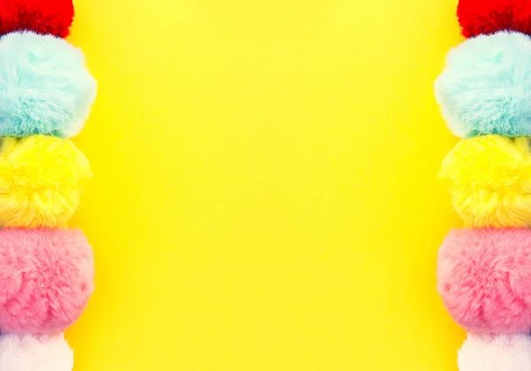 Красочные Пушистые Помпоны Ярко Желтом Фоне Мода Украшения Праздничный Шаблон — стоковое фото