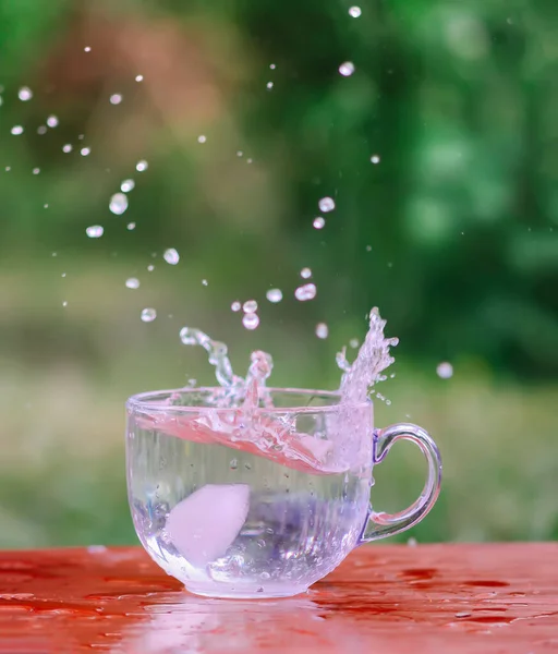 Splash Água Fresca Fresca Com Cubo Gelo Copo Vidro Transparente — Fotografia de Stock
