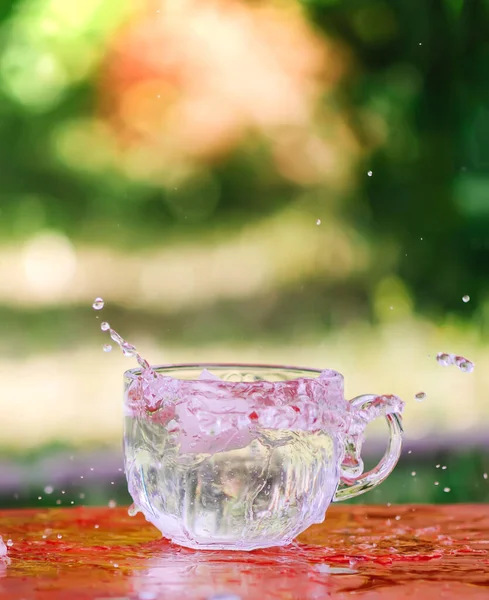 Splash Água Fresca Fresca Com Cubo Gelo Copo Vidro Transparente — Fotografia de Stock