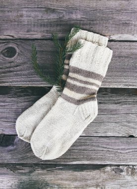 Ahşap kaba zemin üzerinde el yapımı yün iplik çorapları..