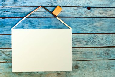 Okul malzemeleri. Okulun tasarım elemanlarına dönüş. Renkli kalemler ve eski ahşap masa üzerinde beyaz boş kağıt çarşaf.