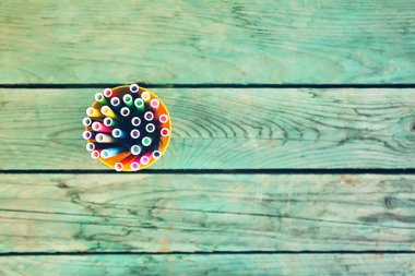 Okul malzemeleri. Okulun tasarım elemanlarına dönüş. Eskimiş ahşap arka planda plastik kutuda renkli işaretler.
