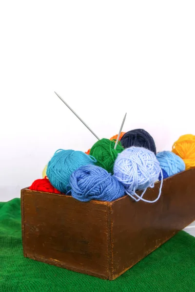 Boules Fils Aiguilles Tricot Colorées Lumineuses Dans Une Boîte Bois — Photo